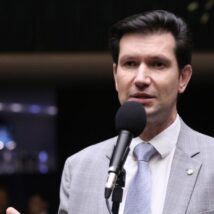 Líder do Novo, Gilson Marques (SC), pretende apresentar voto em separado da PEC do fim da escala 6×1. Líder do Novo, Gilson Marques (SC), pretende apresentar voto em separado da PEC do fim da escala 6×1.