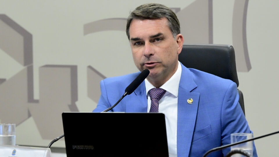 Juíza nega excluir vídeo do PT que associa Flávio Bolsonaro a crimes