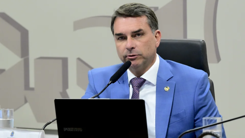 Magistrada disse que senador é pessoa "hiperpública" e que, por isso, estaria sujeito a mais críticas.