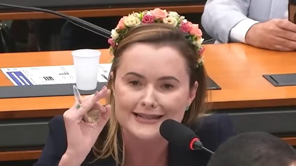 Deputada critica fim da escala 6×1, é vaiada e confronta manifestantes; assista