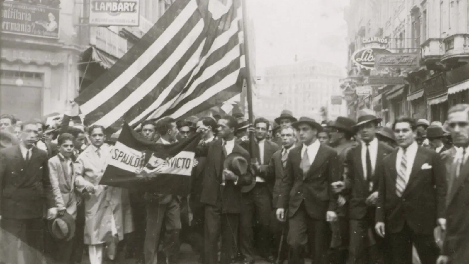 Demonstração no centro de São Paulo em 1932: início de uma guerra civil.