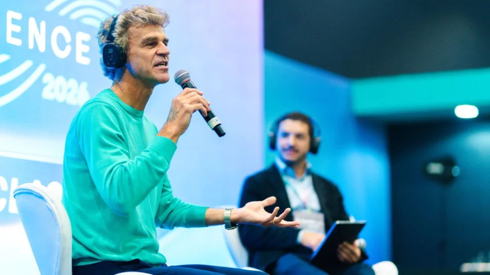 O ex-tenista Gustavo Kuerten participou na abertura do Senior Experience, onde destacou que a alta performance exige planeamento, repertório e confiança no processo para lidar com a pressão do mercado