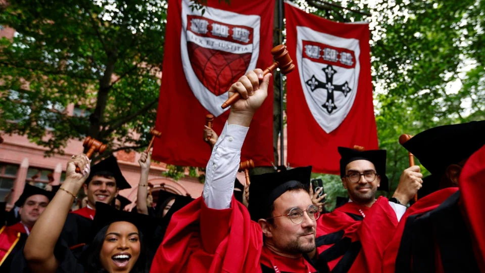 Professores de Harvard vão voltar a dar notas "A" apenas para os melhores estudantes.