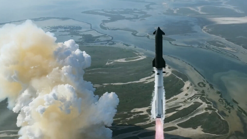SpaceX lança com sucesso versão ampliada do maior foguete do mundo
