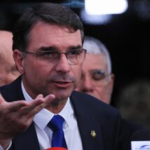 Conversas de Flávio com Vorcaro têm efeito limitado no apoio à candidatura, aponta Datafolha Flávio Bolsonaro