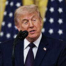 O presidente dos Estados Unidos, Donald Trump, impôs temporiamente tarifas globais de 10% após derrubada do tarifaço pela Suprema Corte Imagem referente a matéria