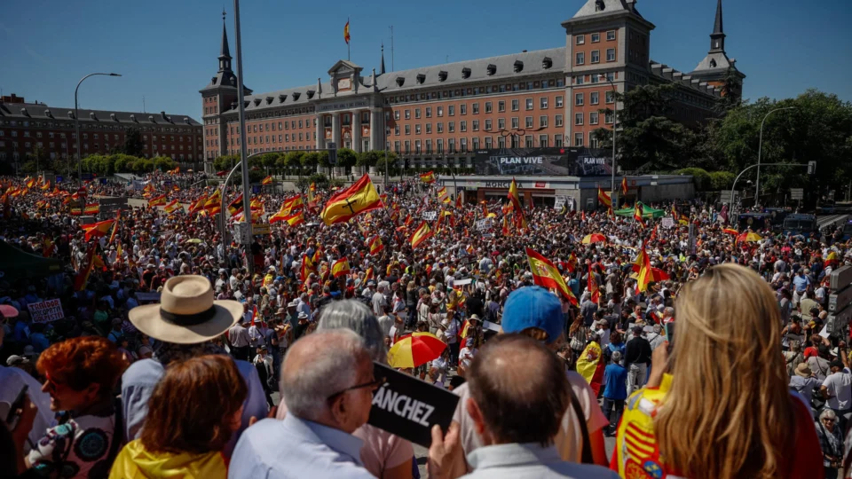 Marcha pela dignidade contra governo socialista pede renúncia de Pedro Sánchez na Espanha
