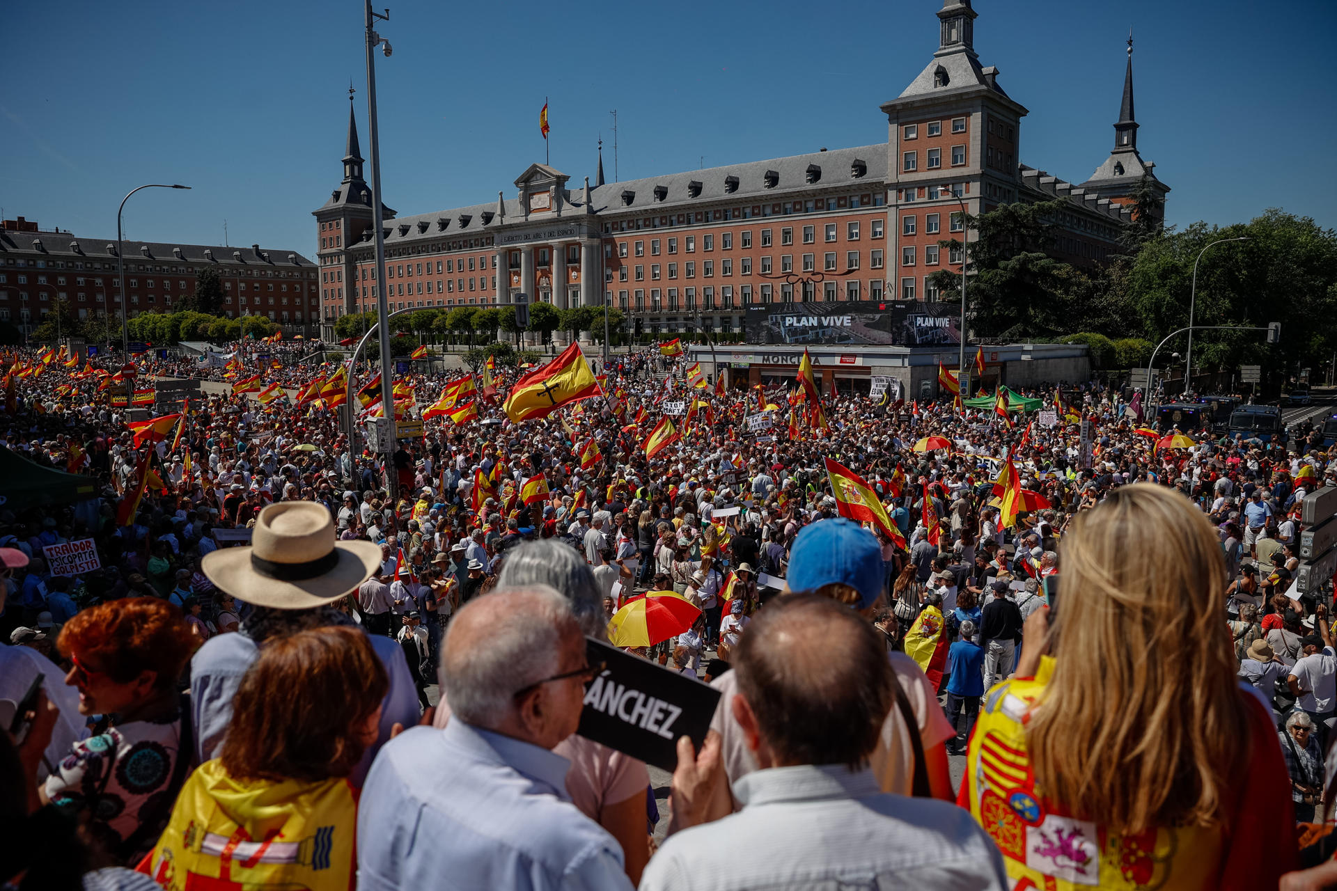 Protesto nas ruas pede renúncia de Pedro Sánchez na Espanha