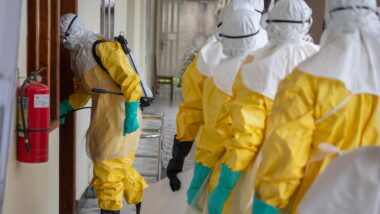 A Organização Mundial da Saúde (OMS) elevou recentemente o nível de risco nacional de propagação do vírus para “muito alto” após um aumento nos casos de ebola. Imagem referente a matéria