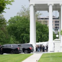 Em 22 de abril, o gramado norte da Casa Branca também foi temporariamente evacuado pela equipe de segurança do presidente Trump. Equipe de Trump disse que medida se deu por "precaução".