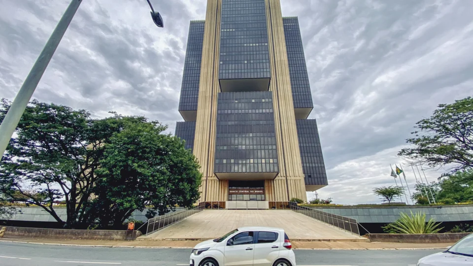 Banco Central também nega impacto relevante das tensões no Oriente Médio, mas cita alto custo de crédito.