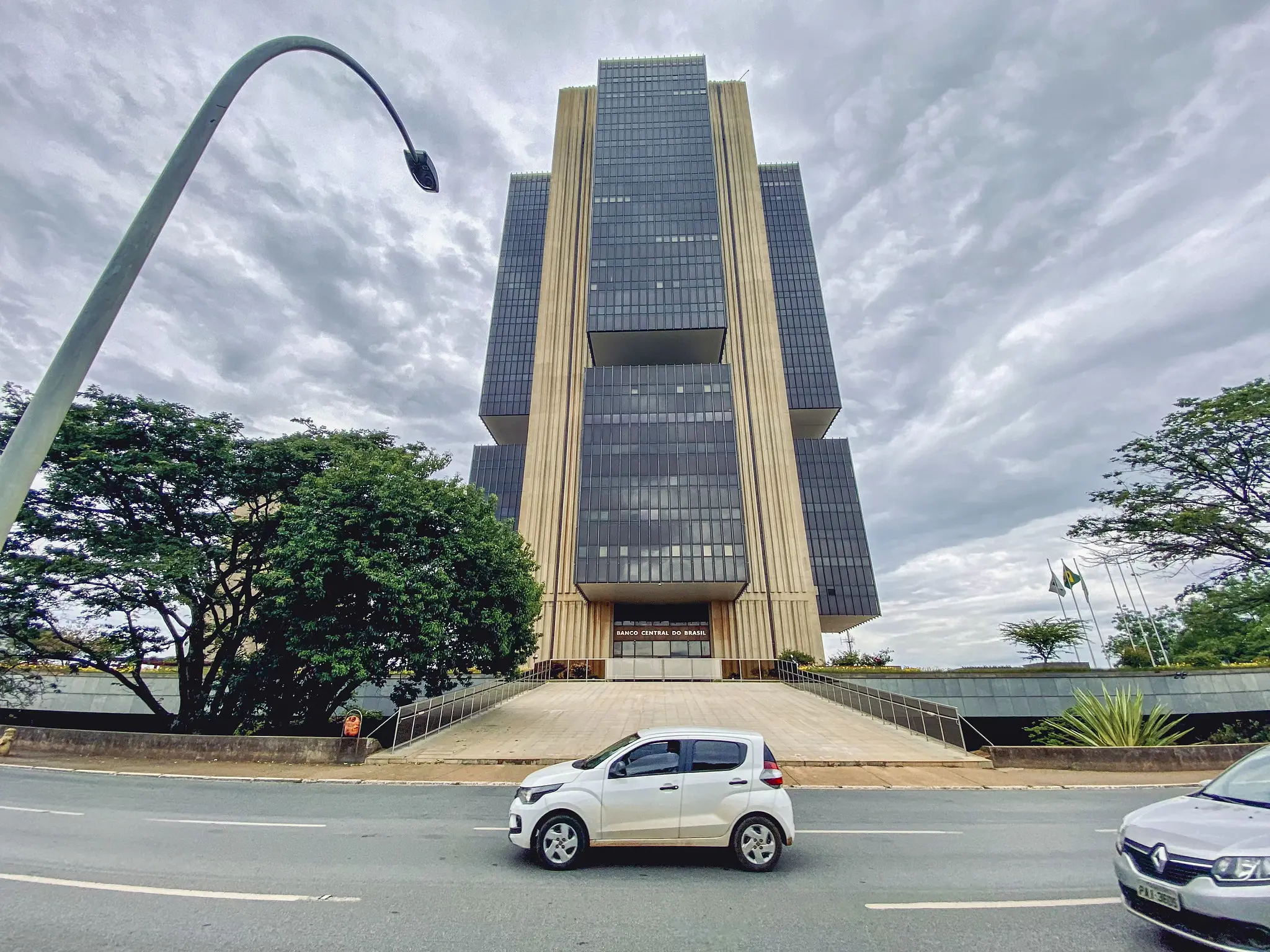 Banco Central também nega impacto relevante das tensões no Oriente Médio, mas cita alto custo de crédito.