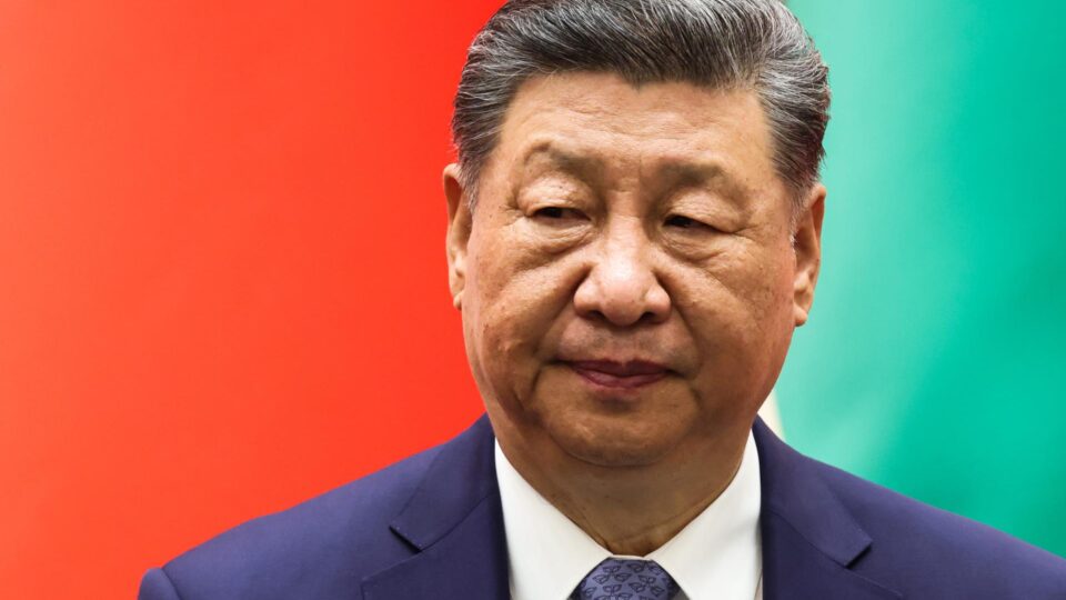 China demole igreja protestante e prende centenas de fiéis 