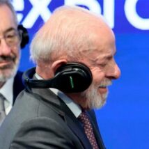 Por que os presidentes do Brasil não falam inglês? Lula, com fones de ouvido para tradução simultânea, durante evento na Alemanha, em abril deste ano.