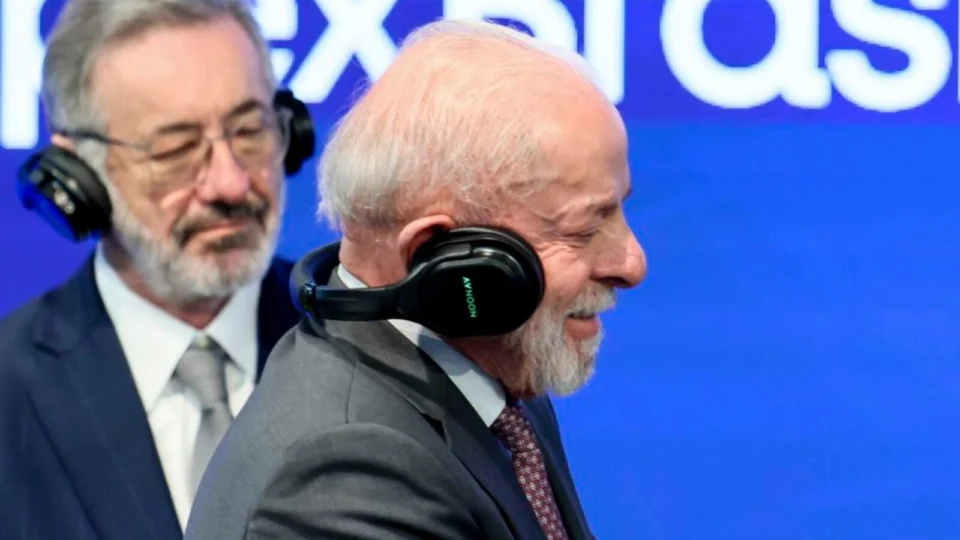 Lula, com fones de ouvido para tradução simultânea, durante evento na Alemanha, em abril deste ano.