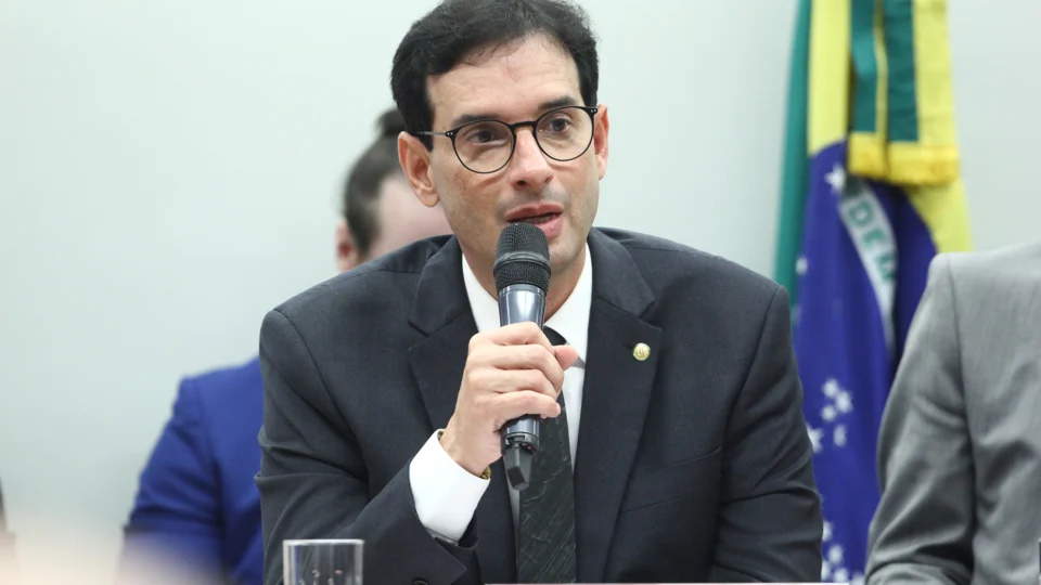 Relator apresenta parecer favorável ao fim da escala 6x1
