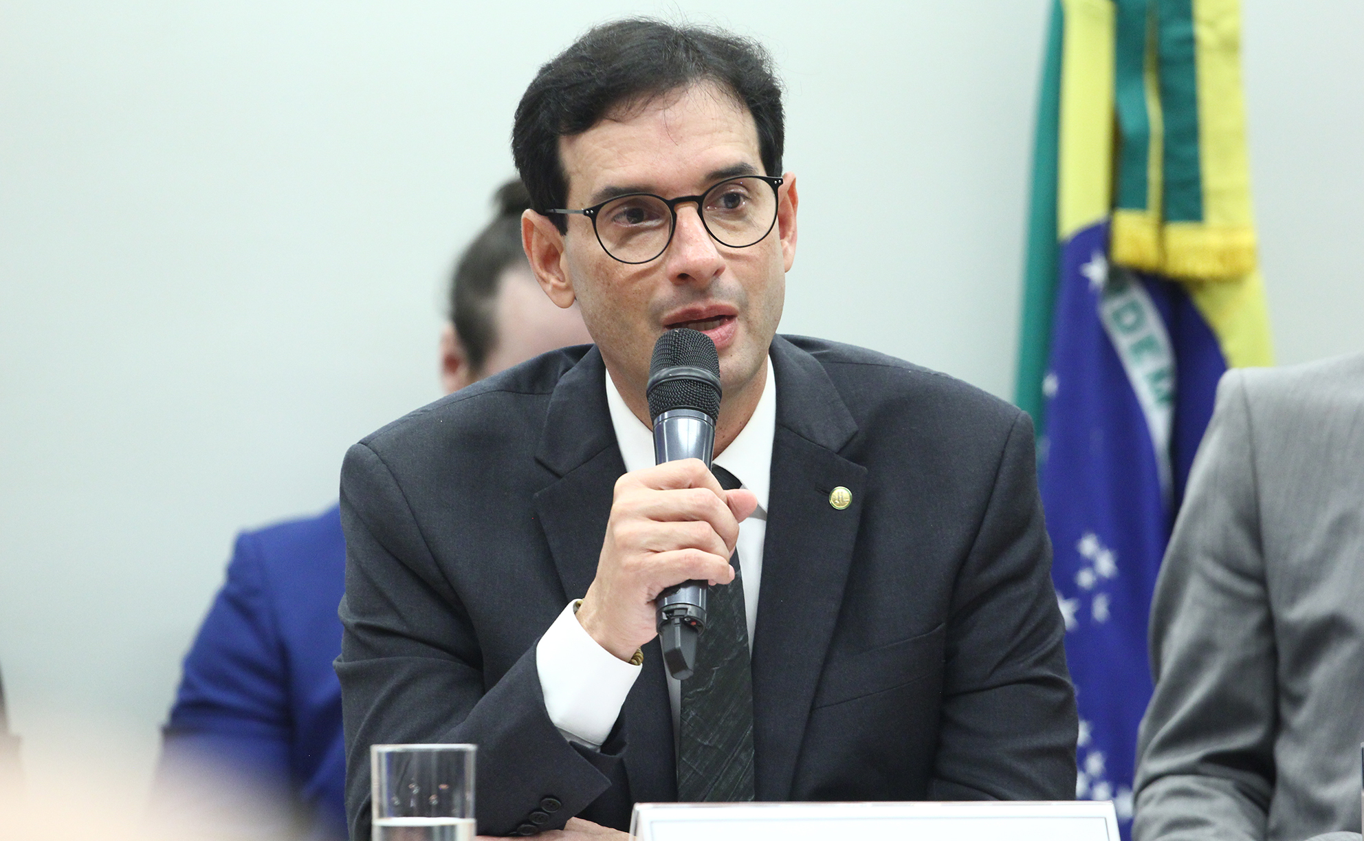 Parecer do relator fixa limite de 40 horas semanais, garante dois dias de descanso remunerado e prevê transição de um ano.