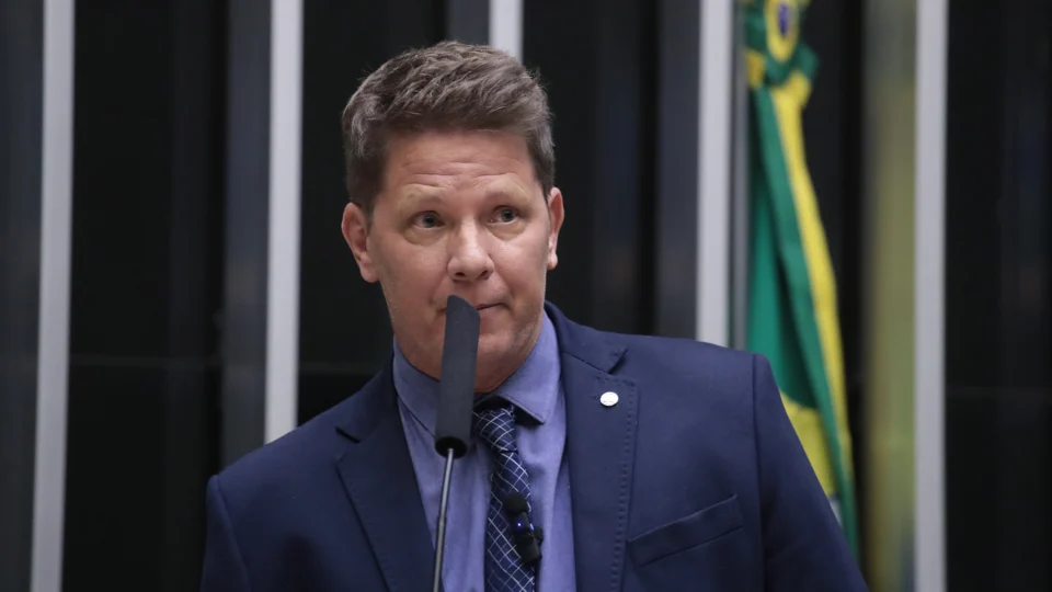 Mario Frias nega uso de emendas em filme sobre Bolsonaro