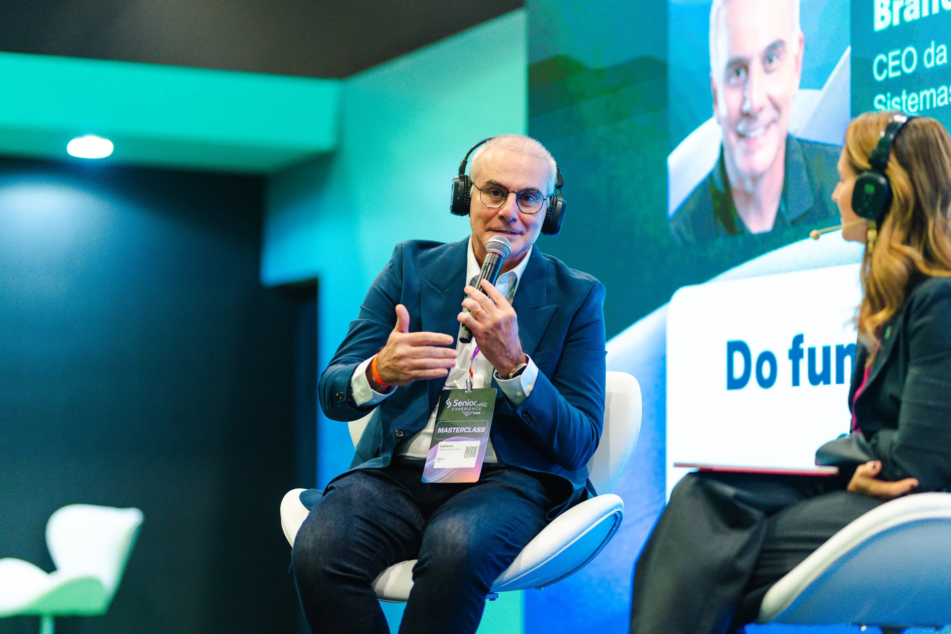 Carlênio Castelo Branco durante painel no Senior Experience 2026, em São Paulo. Lideranças da Senior Sistemas defenderam que sucessão empresarial precisa ser planejada antes da crise para preservar cultura, governança e continuidade dos negócios.