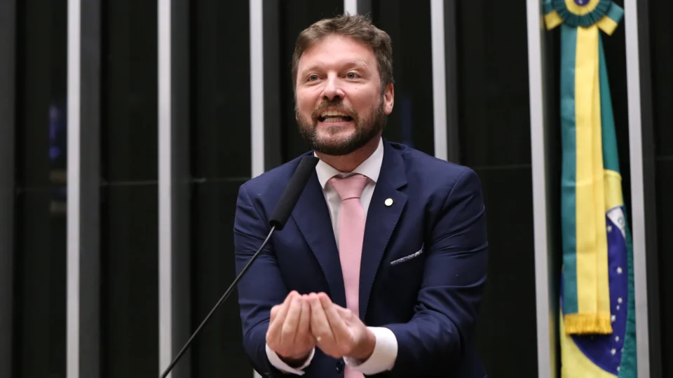 Deputado da oposição pede vista e adia votação da PEC do fim da escala 6x1