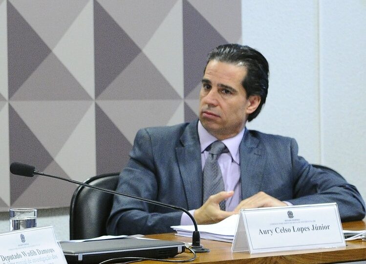 Quem é o advogado contratado por Deolane Bezerra para sua defesa?