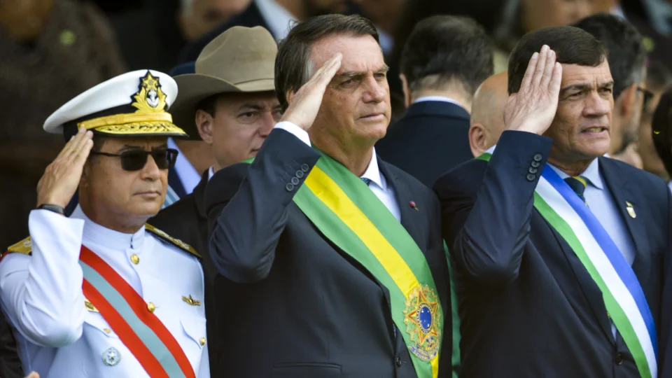 Almir Garnier (à esquerda) e Paulo Sérgio Nogueira (à direita) também estão entre os alvos de representações para indignidade ao oficialato.