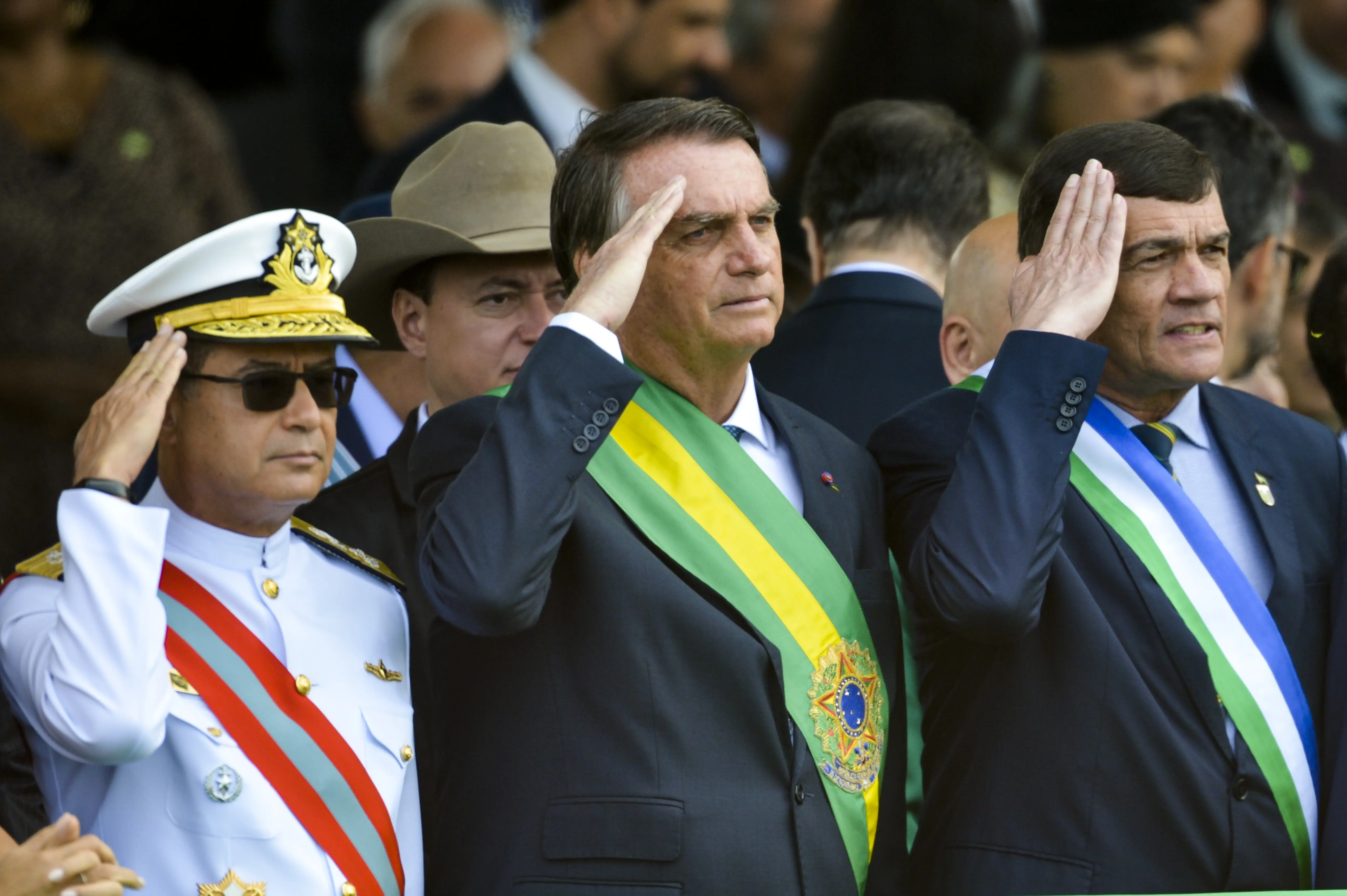 Almir Garnier (à esquerda) e Paulo Sérgio Nogueira (à direita) também estão entre os alvos de representações para indignidade ao oficialato.