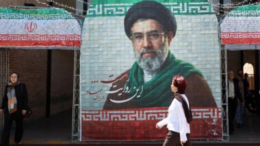 Mosaico em Teerã com imagem do líder supremo do Irã, Mojtaba Khamenei Imagem referente a matéria