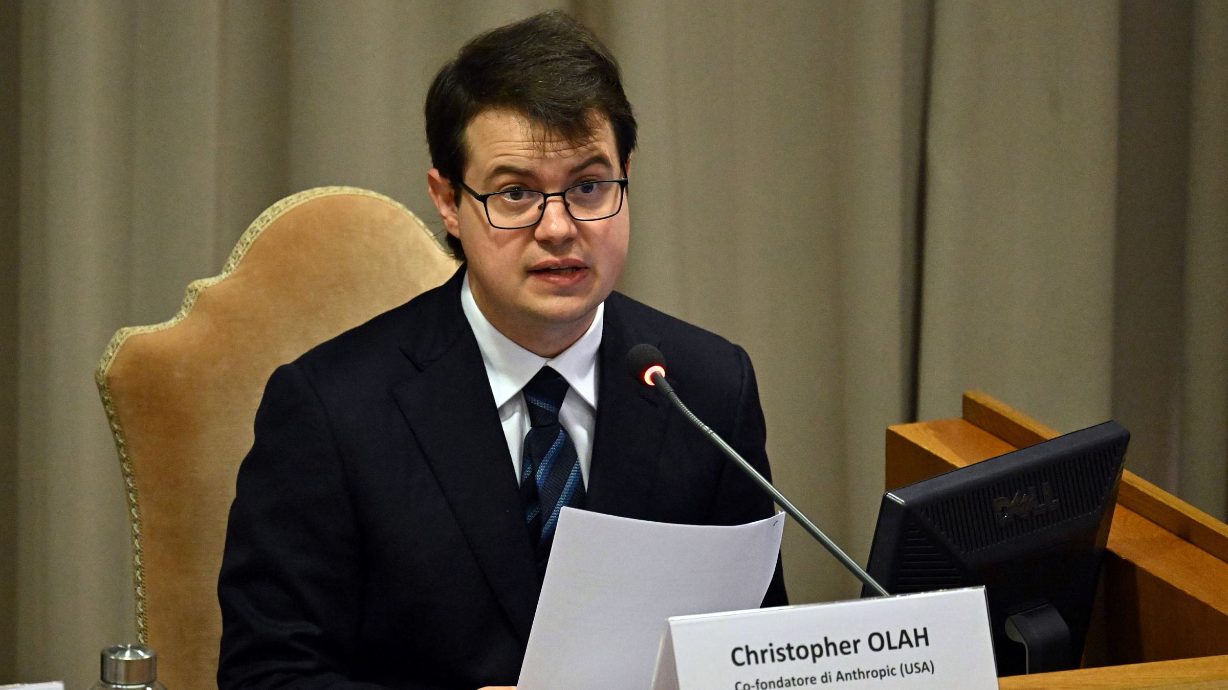 Christopher Olah, cofundador da Anthropic, durante coletiva de lançamento da encíclica Magnifica humanitas, no Vaticano.