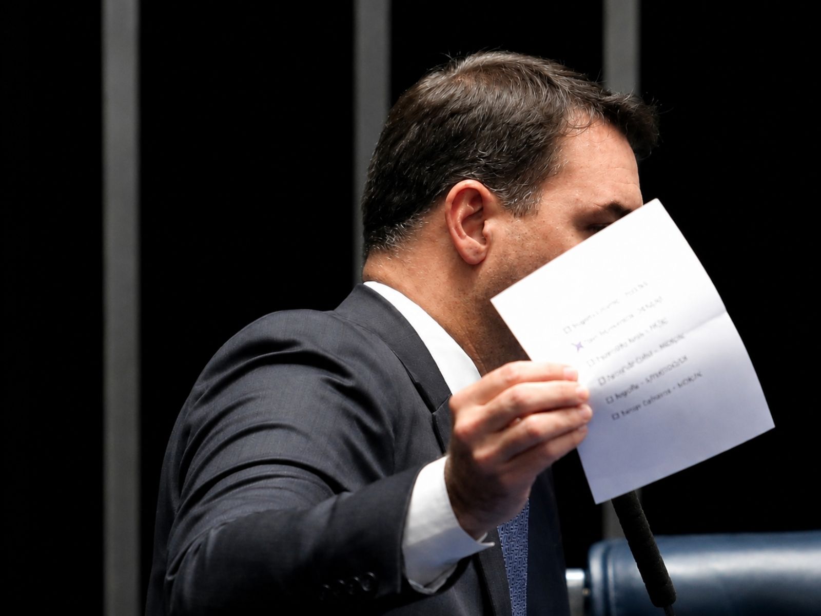 O Assunto: falar pra quê, se você não está disposto a conversar?