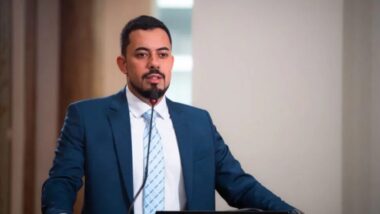 Câmara de Curitiba confirma busca no gabinete do vereador Nogueira. A ação integra investigação sobre suposta rachadinha.