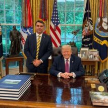 Flávio Bolsonaro se encontra com Donald Trump na Casa Branca flávio bolsonaro trump encontro