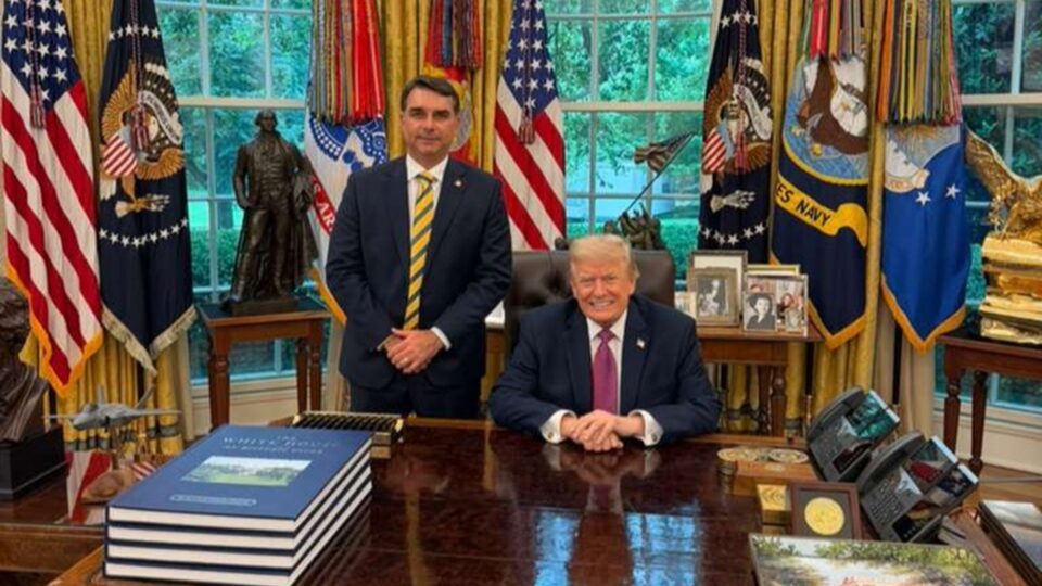Flávio Bolsonaro se encontra com Donald Trump na Casa Branca