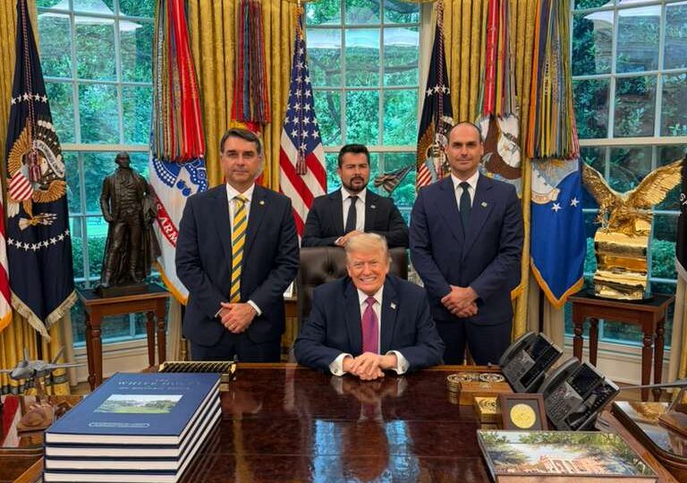 Encontro de Flávio com Trump repercute entre políticos de direita e esquerda