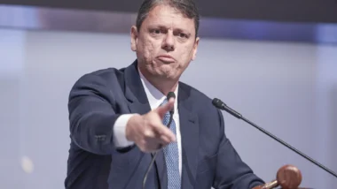 Tarcísio diz que Flávio precisa explicar visita a Vorcaro e nega afastamento