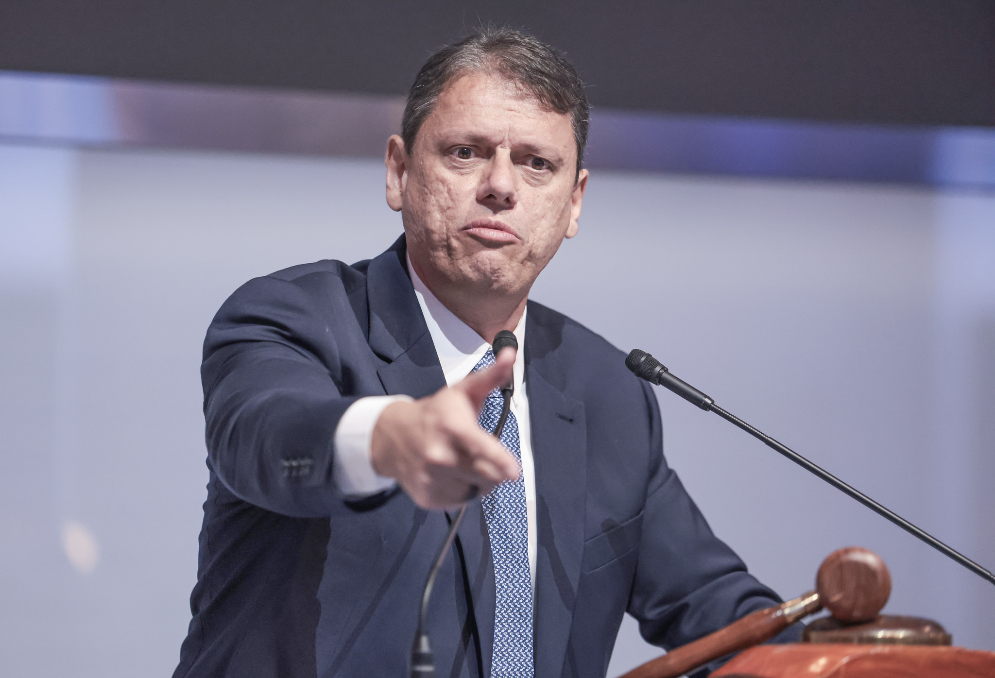 Tarcísio de Freitas negou que tenha se afastado de Flávio Bolsonaro após vazamento de mensagens entre o senador e Daniel Vorcaro.