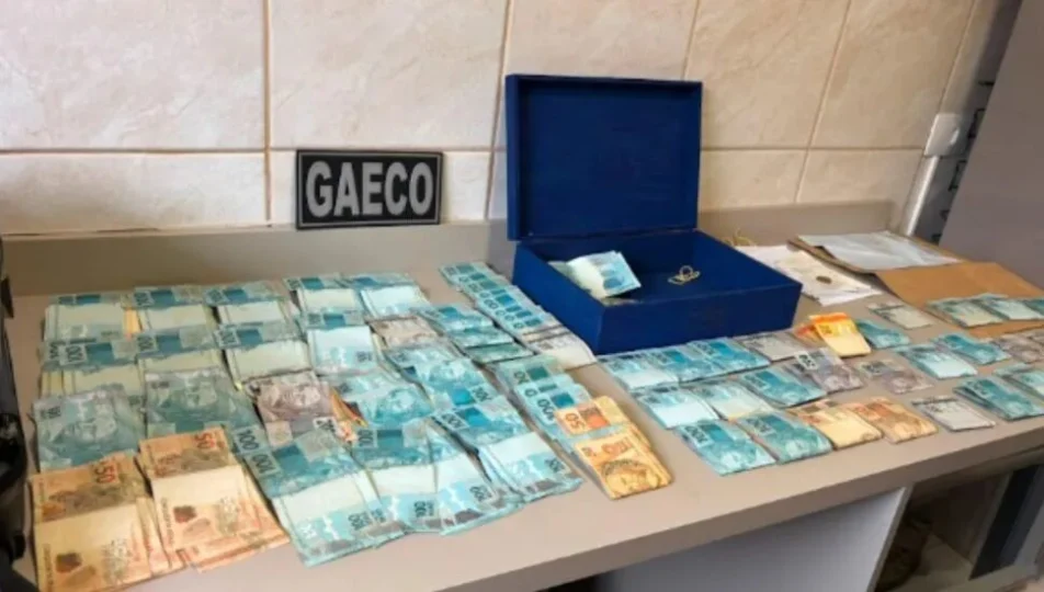 Gaeco encontra mais de R$ 100 mil na operação que investiga vereador em possível esquema de rachadinha.