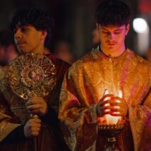 Jovens participam da procissão da Sexta-Feira Santa em uma igreja Ortodoxa Grega no bairro do Queens, em Nova York. Imagem referente a matéria