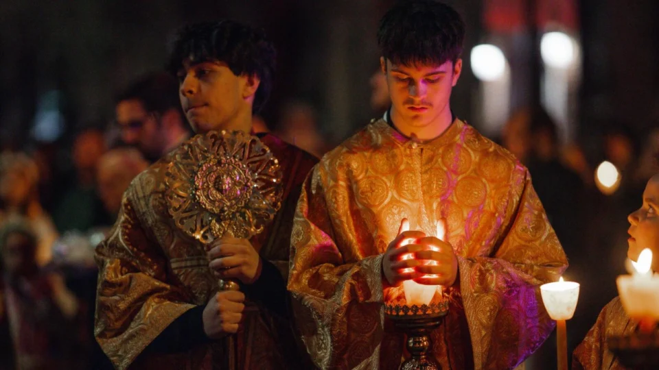 Jovens participam da procissão da Sexta-Feira Santa em uma igreja Ortodoxa Grega no bairro do Queens, em Nova York.