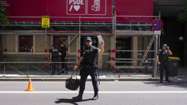 Agentes da Guarda Civil da Espanha na sede do PSOE, em Madri, nesta quarta-feira (27) Imagem referente a matéria