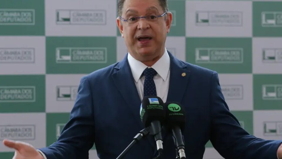 PL tenta enquadrar esquerda com apoio a escala de trabalho 4×3