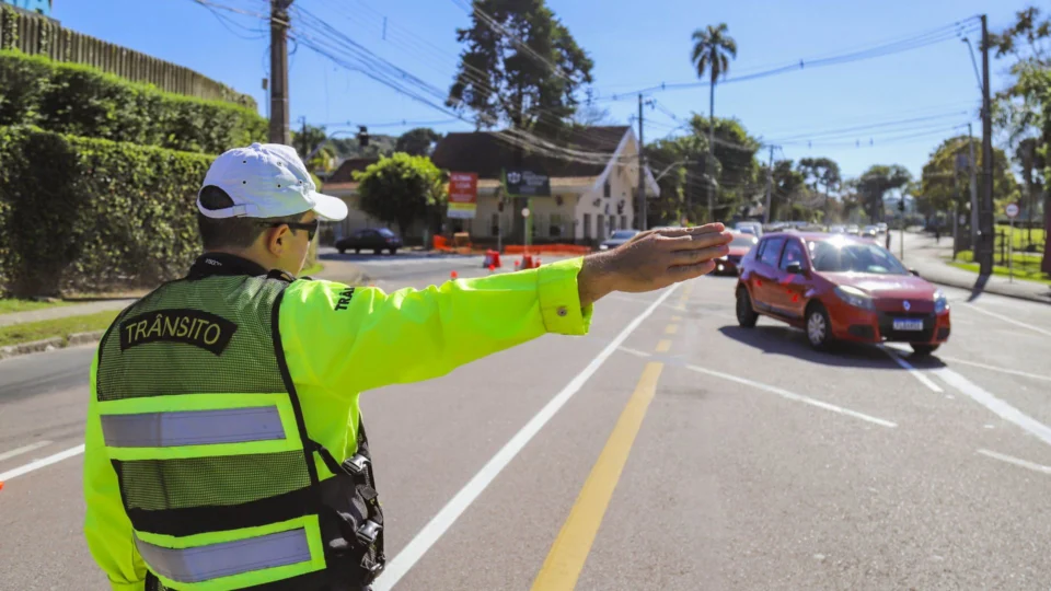 Agentes de trânsito orientam motoristas durante intervenções viárias em Curitiba, em ação que integra o trabalho da prefeitura para reduzir impactos das obras e facilitar a rotina da população.