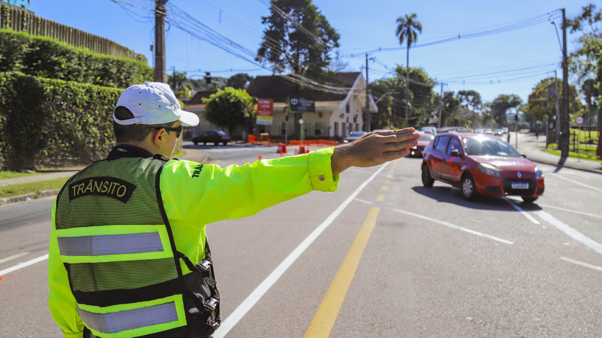 Agentes de trânsito orientam motoristas durante intervenções viárias em Curitiba, em ação que integra o trabalho da prefeitura para reduzir impactos das obras e facilitar a rotina da população.