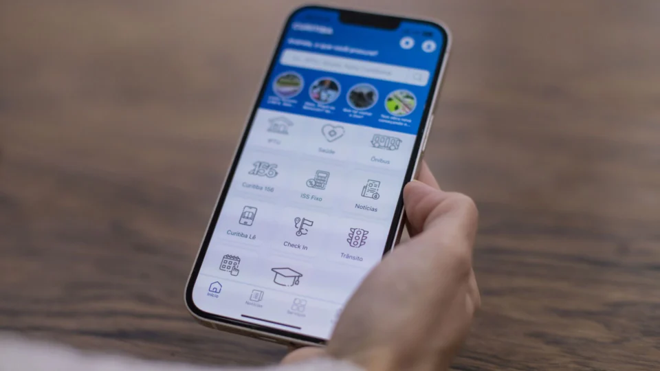 Curitiba App reúne informações sobre trânsito, obras e serviços da prefeitura para ajudar a população a acompanhar mudanças e planejar a rotina.