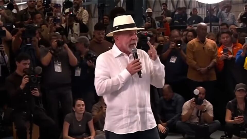 Lula defende que Petrobras pague mais por equipamentos que sejam baratos no exterior