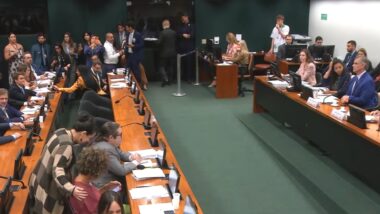 Adiamento ocorreu após pedido de mais tempo para análise de deputados da base governista. Imagem referente a matéria