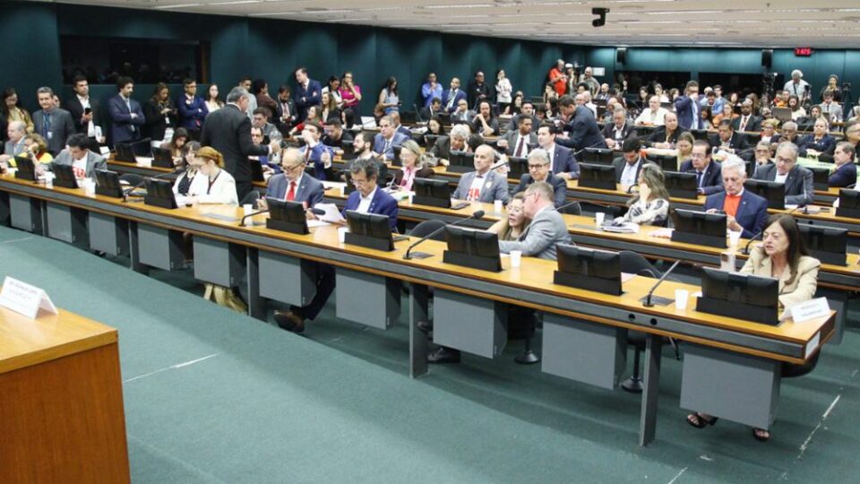 Comissão especial avança com PEC do fim da escala 6×1, que vai ao plenário da Câmara