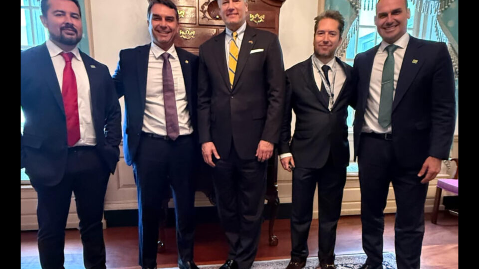 Flávio Bolsonaro se reúne com membros do governo Trump nos EUA