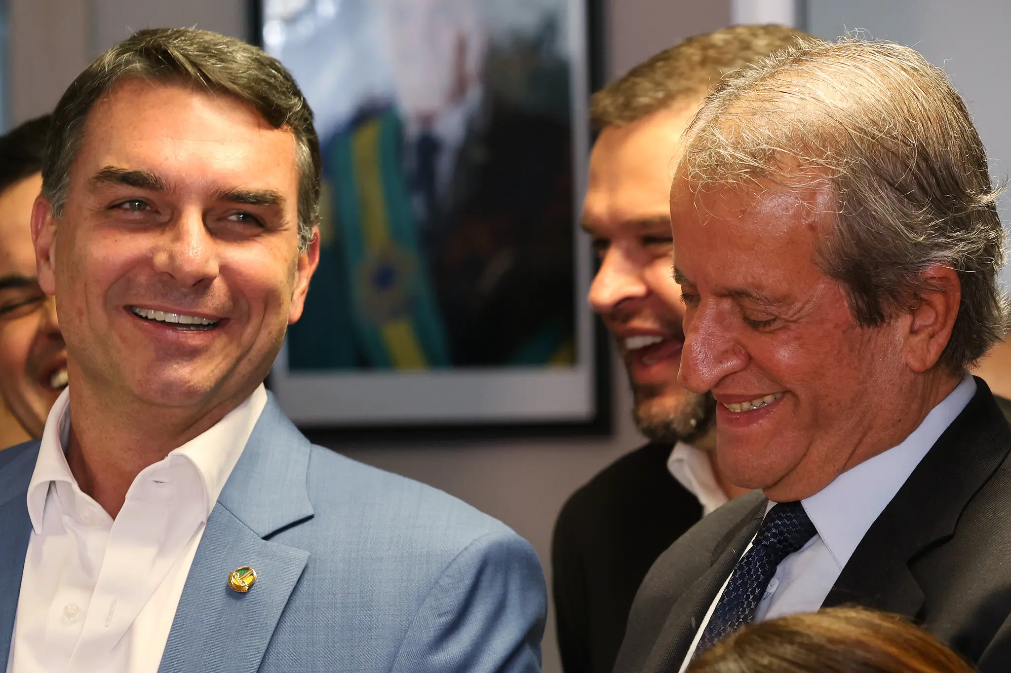 Novos marqueteiros da campanha definidos por Flávio Bolsonaro e Valdemar Costa Neto.