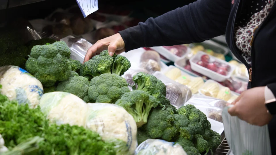 Alimentação saudável e outros hábitos na juventude moldam saúde do coração na velhice.